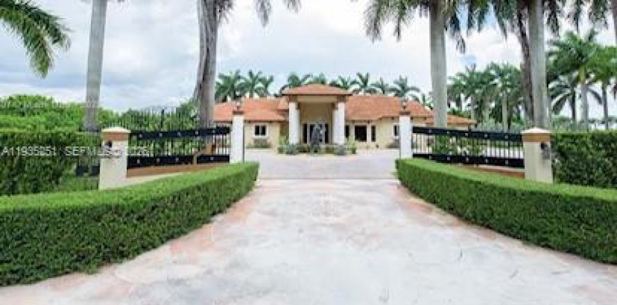 Villa ou maison à Miami, Floride 7 chambres, 403.47 m2 № 2152541