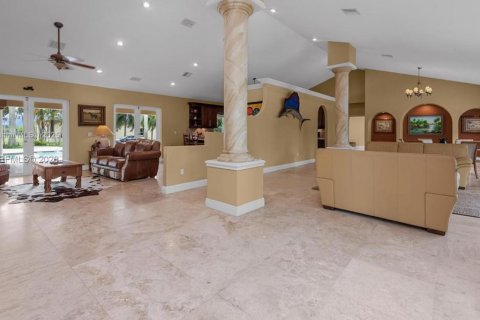 Villa ou maison à vendre à Miami, Floride: 7 chambres, 403.47 m2 № 2152541 - photo 7
