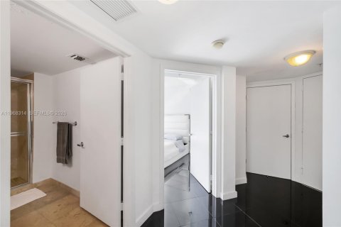 Condo in Miami, Florida, 2 bedrooms  № 2030422 - photo 21