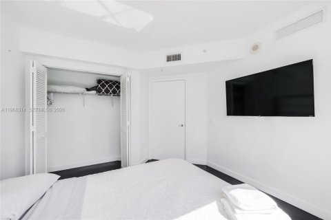 Condo in Miami, Florida, 2 bedrooms  № 2030422 - photo 17