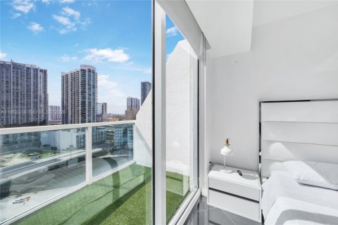 Condo in Miami, Florida, 2 bedrooms  № 2030422 - photo 19