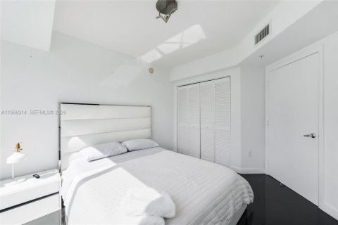 Condo in Miami, Florida, 2 bedrooms  № 2030422 - photo 18