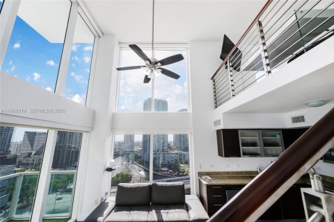 Condo in Miami, Florida, 2 bedrooms  № 2030422 - photo 13