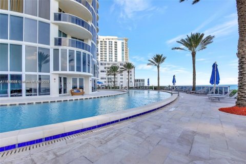Condo in Sunny Isles Beach, Florida, 2 bedrooms  № 1752110 - photo 3