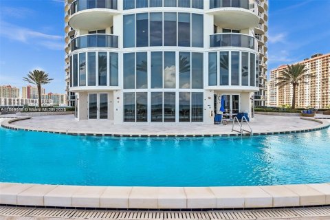 Condo in Sunny Isles Beach, Florida, 2 bedrooms  № 1752110 - photo 1
