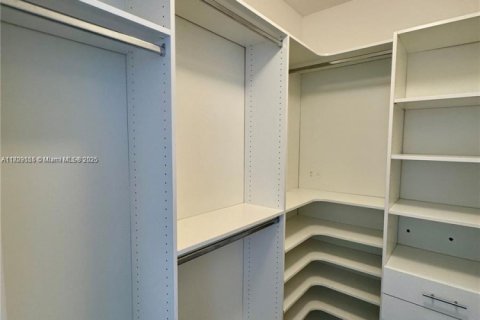 Condo in Sunny Isles Beach, Florida, 2 bedrooms  № 1752110 - photo 23