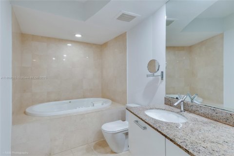 Condo in Sunny Isles Beach, Florida, 2 bedrooms  № 1752110 - photo 15