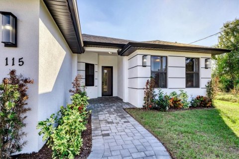 House in Rotonda, Florida 4 bedrooms, 179.58 sq.m. № 2151694 - photo 3