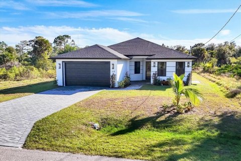 House in Rotonda, Florida 4 bedrooms, 179.58 sq.m. № 2151694 - photo 2