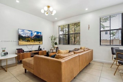 Снять в аренду виллу или дом в Дорал, Флорида 5 спален, 205.31м2, № 1977566 - фото 4