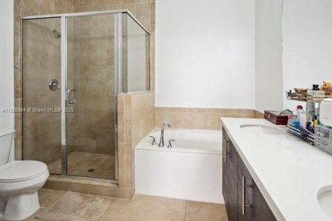 Снять в аренду виллу или дом в Дорал, Флорида 5 спален, 205.31м2, № 1977566 - фото 17