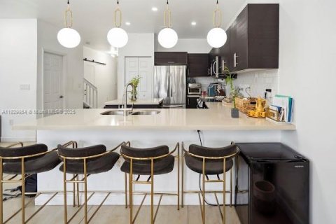 Снять в аренду виллу или дом в Дорал, Флорида 5 спален, 205.31м2, № 1977566 - фото 2