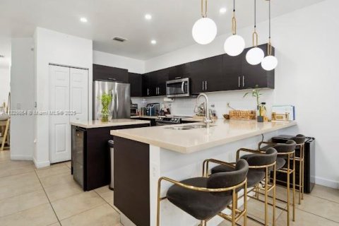 Снять в аренду виллу или дом в Дорал, Флорида 5 спален, 205.31м2, № 1977566 - фото 1