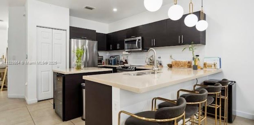 Дом в Дорал, Флорида 5 спален, 205.31м2 № 1977566