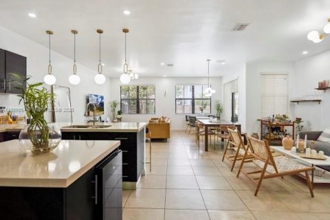 Снять в аренду виллу или дом в Дорал, Флорида 5 спален, 205.31м2, № 1977566 - фото 3