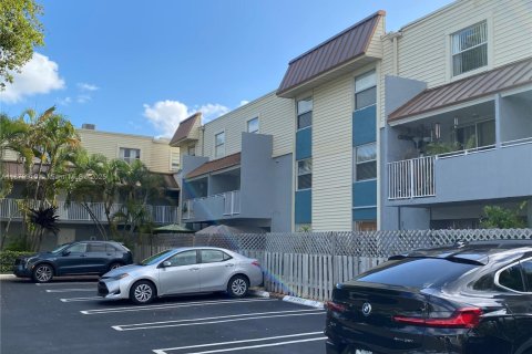 Condo in Miami, Florida, 2 bedrooms  № 1921432 - photo 1
