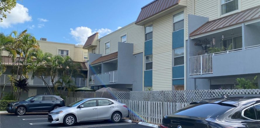 Condo in Miami, Florida, 2 bedrooms  № 1921432