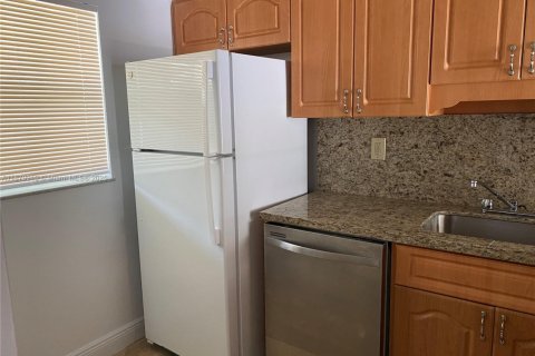 Condo in Miami, Florida, 2 bedrooms  № 1921432 - photo 8