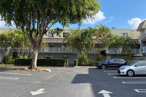Condo in Miami, Florida, 2 bedrooms  № 1921432 - photo 2