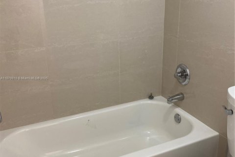 Condo in Miami, Florida, 2 bedrooms  № 1921432 - photo 20
