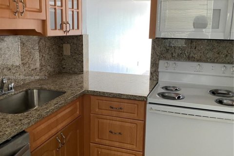 Condo in Miami, Florida, 2 bedrooms  № 1921432 - photo 9