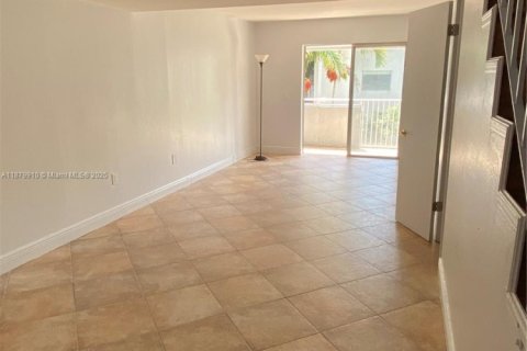 Condo in Miami, Florida, 2 bedrooms  № 1921432 - photo 11