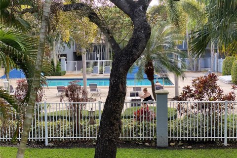 Condo in Miami, Florida, 2 bedrooms  № 1921432 - photo 6