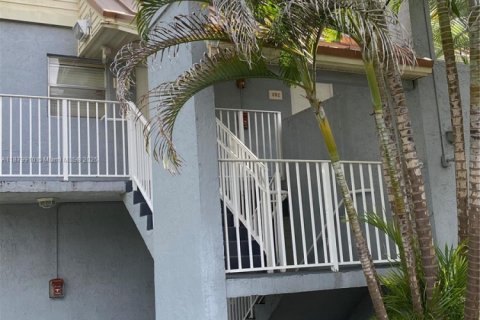 Condo in Miami, Florida, 2 bedrooms  № 1921432 - photo 4