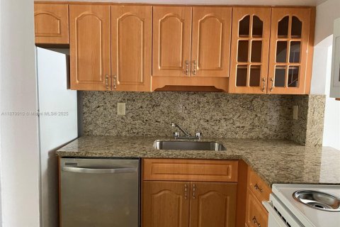 Condo in Miami, Florida, 2 bedrooms  № 1921432 - photo 7