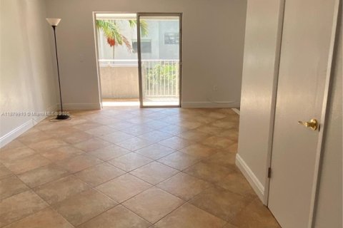 Condo in Miami, Florida, 2 bedrooms  № 1921432 - photo 12