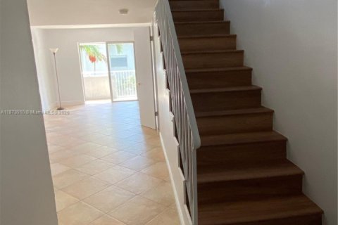 Condo in Miami, Florida, 2 bedrooms  № 1921432 - photo 10