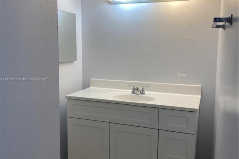 Condo in Miami, Florida, 2 bedrooms  № 1921432 - photo 19