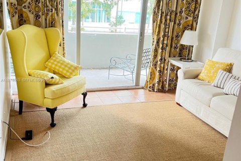 Condo in Miami, Florida, 2 bedrooms  № 2036136 - photo 11