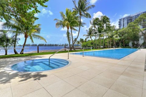 Condo in Miami, Florida, 2 bedrooms  № 2036136 - photo 3