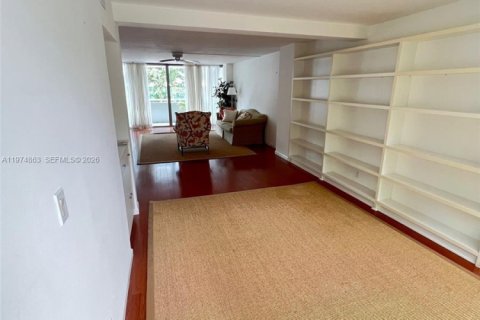 Condo in Miami, Florida, 2 bedrooms  № 2036136 - photo 17