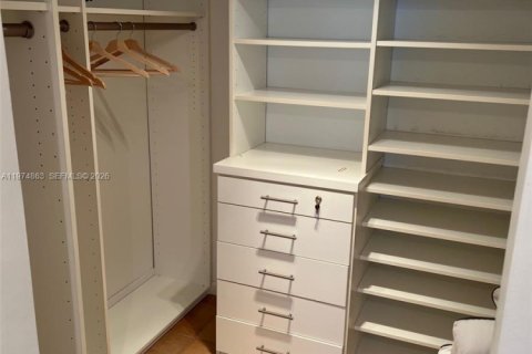 Condo in Miami, Florida, 2 bedrooms  № 2036136 - photo 19