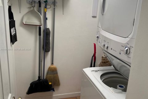 Condo in Miami, Florida, 2 bedrooms  № 2036136 - photo 18