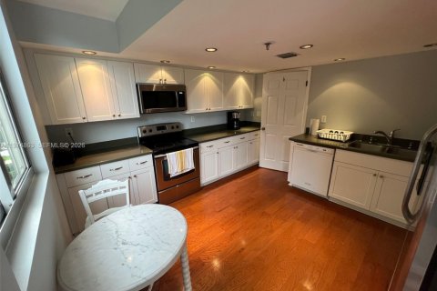 Condo in Miami, Florida, 2 bedrooms  № 2036136 - photo 4
