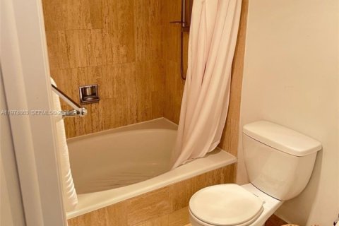 Condo in Miami, Florida, 2 bedrooms  № 2036136 - photo 16