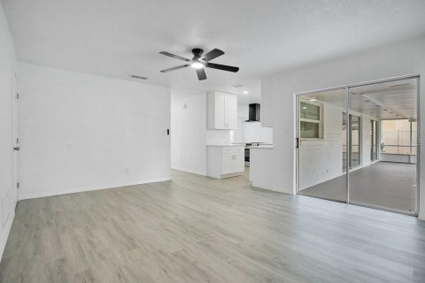 House in Casselberry, Florida 4 bedrooms, 147.44 sq.m. № 1918214 - photo 11
