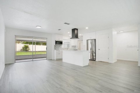 House in Casselberry, Florida 4 bedrooms, 147.44 sq.m. № 1918214 - photo 6