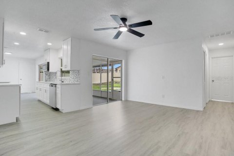 House in Casselberry, Florida 4 bedrooms, 147.44 sq.m. № 1918214 - photo 10