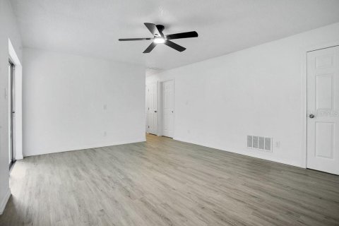House in Casselberry, Florida 4 bedrooms, 147.44 sq.m. № 1918214 - photo 9