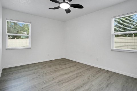 House in Casselberry, Florida 4 bedrooms, 147.44 sq.m. № 1918214 - photo 14