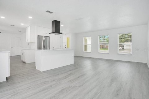 House in Casselberry, Florida 4 bedrooms, 147.44 sq.m. № 1918214 - photo 5