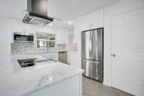 House in Casselberry, Florida 4 bedrooms, 147.44 sq.m. № 1918214 - photo 8