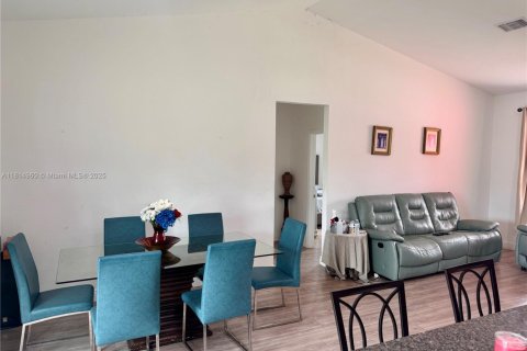 Villa ou maison à vendre à Lehigh Acres, Floride: 3 chambres, 185.8 m2 № 1966632 - photo 6