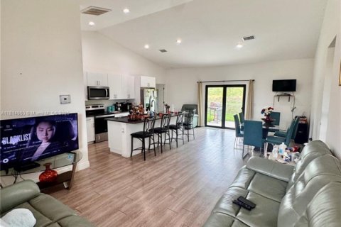 Villa ou maison à vendre à Lehigh Acres, Floride: 3 chambres, 185.8 m2 № 1966632 - photo 10