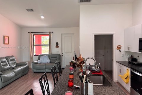 Villa ou maison à vendre à Lehigh Acres, Floride: 3 chambres, 185.8 m2 № 1966632 - photo 5