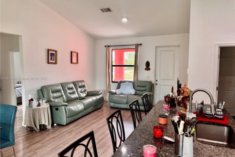 Villa ou maison à vendre à Lehigh Acres, Floride: 3 chambres, 185.8 m2 № 1966632 - photo 4